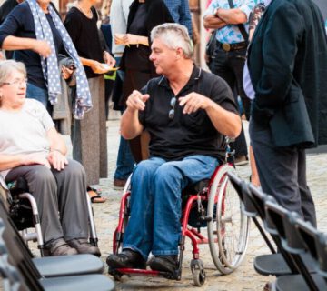 Menschen im Rollstuhl bei einem Konzert in Raitenhaslach © Robert Banfic
