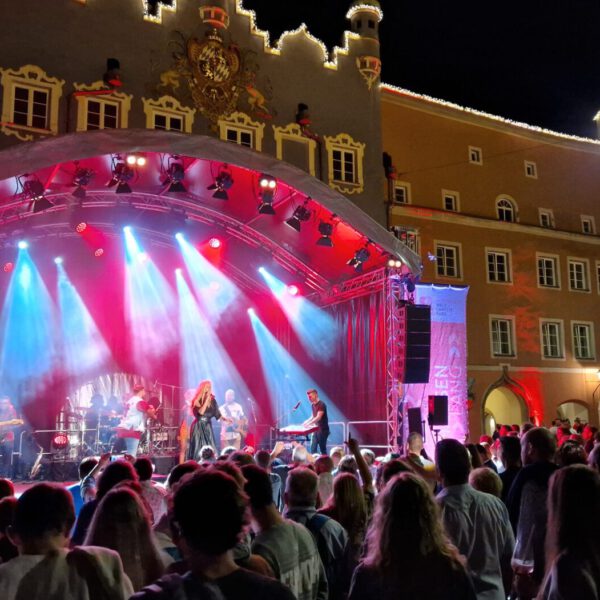 Band mit Publikum am Stadtplatz während des Brückenfestes © Hannah Eberle