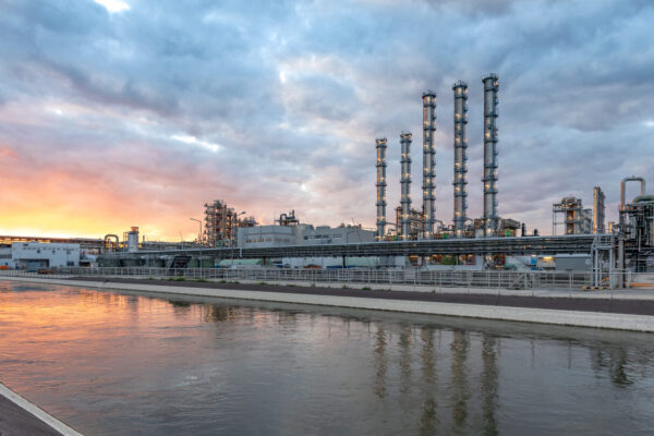 Wacker Werksansicht bei Dämmerung © Wacker GmbH