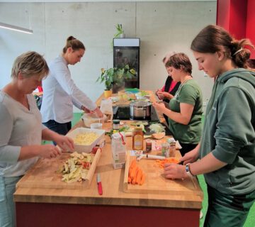Gemeinsames Kochen im Haus der Familie © Stadt Burghausen / Hannah Eberle