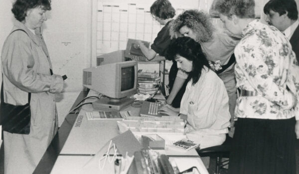 Die Einführung der elektronischen Bibliotheksverwaltung 1989 © Stadt Burghausen