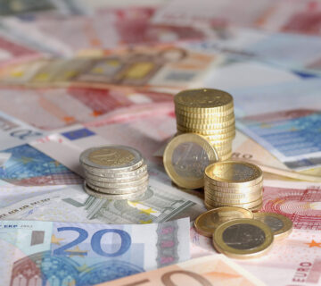 Euro-Münzen und Scheine © Westend61 / Martin Rügner