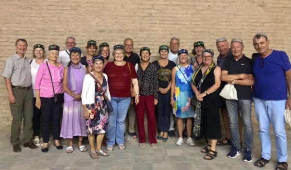 Die Reisegruppe um Altbürgermeister Hans Steindl in Usbekistan.