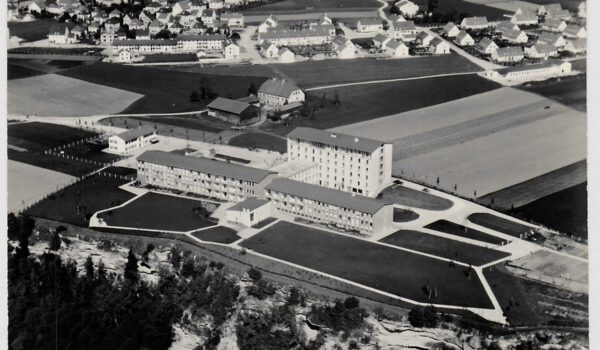 Foto vom Haus der Fotografie. Die Burghauser Neustadt 1956 mit dem neu erbauten Krankenhaus und Wacker im Hintergrund.