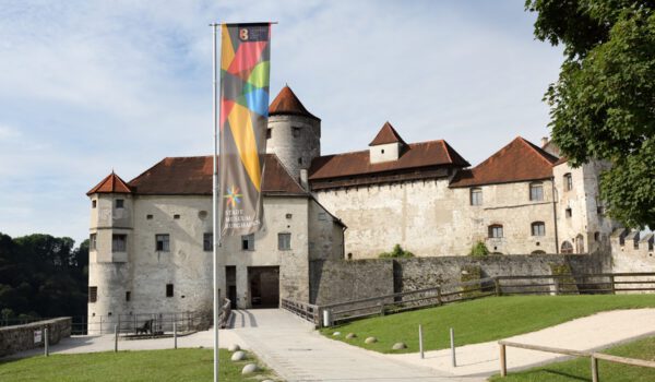 Am Sonntag, 21. Mai kann man einen Ausflug zur weltlängsten Burg mit kostenlosen Eintritten ins Stadtmuseum und ins Haus der Fotografie kombinieren. © Burghauser Touristik