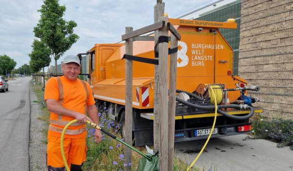 Seit 20 Jahren kümmert sich Konstantin Alles schon um die Bewässerung der städtischen Pflanzen © Stadt Burghausen/ebh
