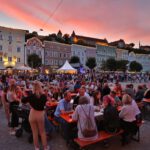 Stimmungsvoll präsentiert sich der Burghauser Stadtplatz beim Brückenfest Fotocredit: Burghauser Touristik