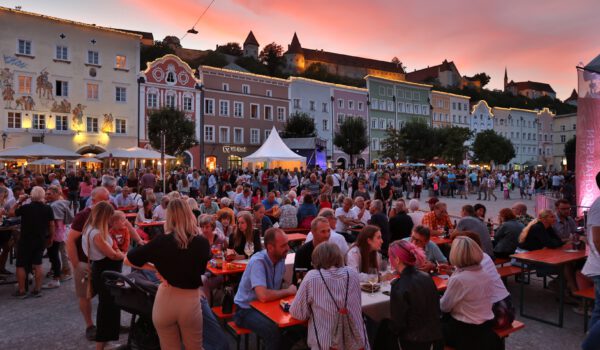 Stimmungsvoll präsentiert sich der Burghauser Stadtplatz beim Brückenfest Fotocredit: Burghauser Touristik
