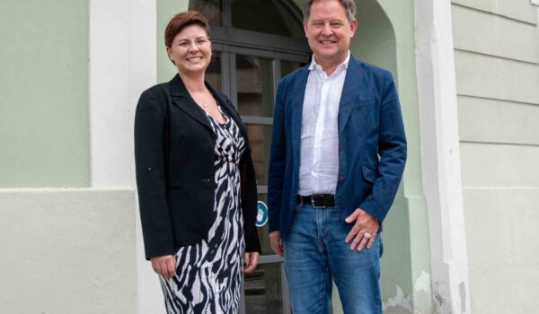 Fotos: Erster Bürgermeister Florian Schneider mit Elina Weinmann, der neuen Leiterin des TUM Akademiezentrums im Kloster Raitenhaslach Fotocredit: Stadt Burghausen/ebh