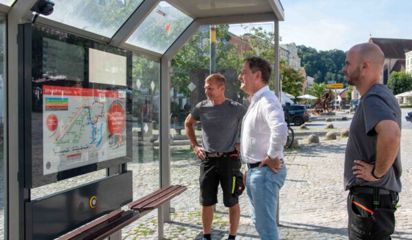 Erster Bürgermeister Florian Schneider (m.) überzeugte sich persönlich von den neuen digitalen Anzeigetafeln, die die beiden städtischen Elektriker Eduard Kailer (r.) und Eduard Ratz (l.) eingebaut hatten. © Stadt Burghausen /ebh