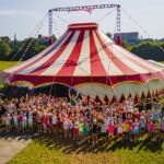 Die Kinder und Betreuer der zweiten Woche des Zirkuscamps vor dem Zirkuszelt am Bergerhof © Hermes