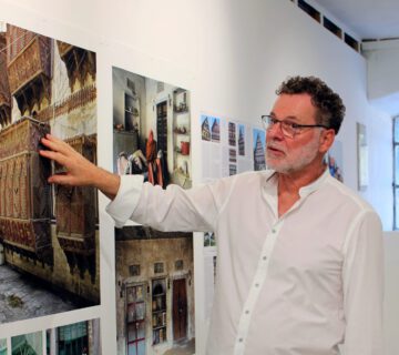 Markus Heinsdorff ist Gründer der Kunst + Architektur Akademie für Klima, Umwelt, Soziales. Derzeit findet die erste Ausstellung der Akademie in der Ökonomie in Raitenhaslach statt. © Sammet