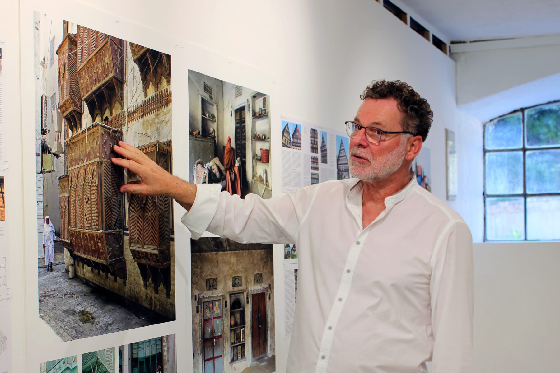 Markus Heinsdorff ist Gründer der Kunst + Architektur Akademie für Klima, Umwelt, Soziales. Derzeit findet die erste Ausstellung der Akademie in der Ökonomie in Raitenhaslach statt. © Sammet