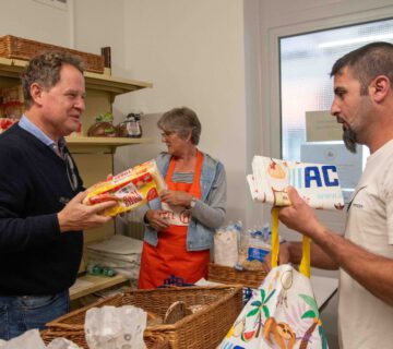 Erster Bürgermeister Florian Schneider half auch bei der Lebensmittelausgabe mit © Stadt Burghausen/ebh