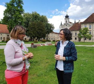 Stadtarchivarin Eva Gilch im Gespräch mit Filmemacherin Isabelle Gendre vor dem Kloster Raitenhaslach. Foto Stadtarchiv Burghausen