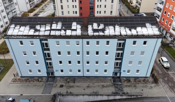 BU: Die energetische Modernisierung des Hauskomplexes Friedrich-Ebert-Straße 19/21 spart seinen Bewohnern eine Menge Stromkosten. Fotocredit: BuWoG