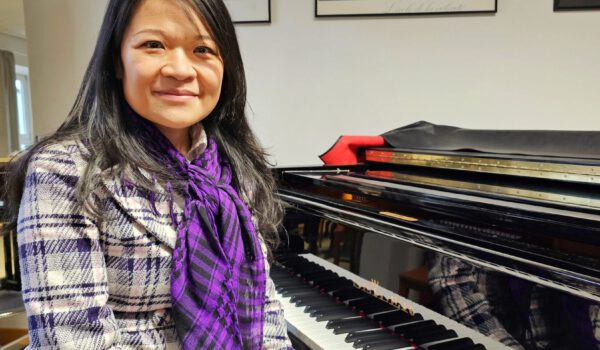 Jeanne Yang, promovierte Pianistin, ist seit diesem Schuljahr Klavierlehrerin an der Musikschule Burghausen © Stadt Burghausen/ebh