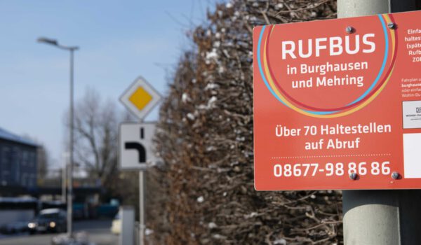 So sehen die Haltestellen des Rufbusses aus. Seit Anfang des Jahres fährt der Rufbus nun auch bis zur Unterhadermark. © Stadt Burghausen/ebh