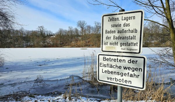 Wie ein Schild am Ufer des Wöhrsees besagt, ist das Betreten der Eisfläche am Wöhrsee verboten © Stadt Burghausen/ebh