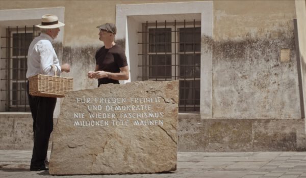„Wer hat Angst vor Braunau“ – Jugendarbeit Burghausen und Kulturbüro zeigen den Dokumentarfilm über Hitlers Geburtsort am 25. Januar 2024 im Ankersaal. © DIMDIMFILM