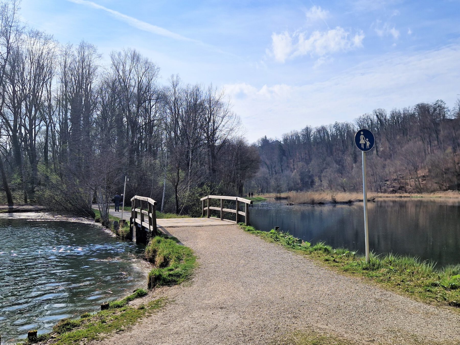 Die Brücke über den Wöhrsee wird ab 2. April 2024 erneuert. Deswegen ist der Weg über den Wöhrsee bis voraussichtlich 26. April 2024 gesperrt. © Stadt Burghausen/ebh