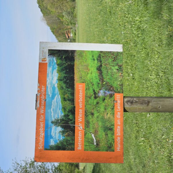 Wiese nicht Betreten-Schild bei den Wiesen in Raitenhaslach © Stadt Burghausen/ebh
