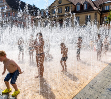 No sólo a los niños, sino especialmente a ellos les encanta el laberinto acuático llamado "PlayFountain". También ayuda a que el centro de las ciudades se enfríe. Iceworld GmbH