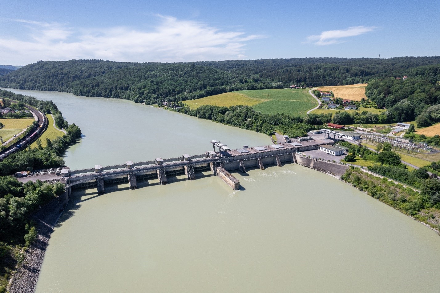 Das Wasserkraftwerk von VERBUND in Passau Ingling, aus dem der WACKER-Standort Burghausen zukünftig Grünstrom bezieht © VERBUND