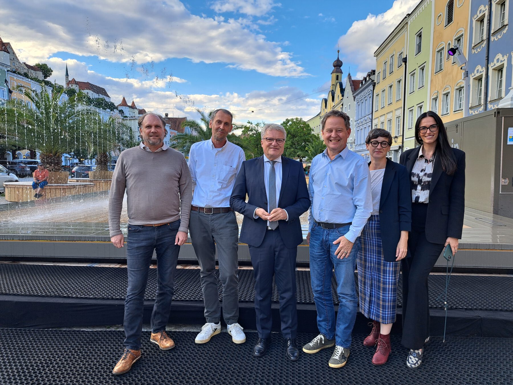 Robert Buchner (Fa. Ice-World – Hersteller WasserSpielPlatz), Tobias Hanig (Altstadtkümmerer Burghausen), der Linzer Bürgermeister Klaus Luger, Burghausens Erster Bürgermeister Florian Schneider, Isabella Huber, (Projektmanagerin Wirtschaft & Innenstadtattraktivierung Stadt Linz), Ana Zuljevic, (Bereichsleitung Wirtschaft & EU Stadt Linz). Fotocredit: Stadt Burghausen