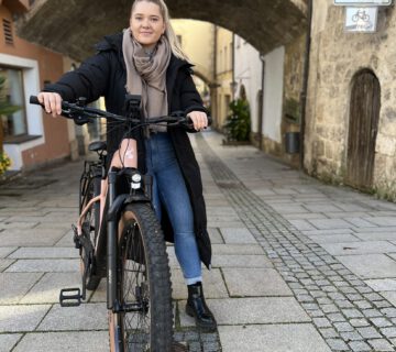 Die städtische Mitarbeterin (Hochbauamt) Vanessa Duscher kommt fast täglich mit dem Rad zur Arbeit. Foto Königseder