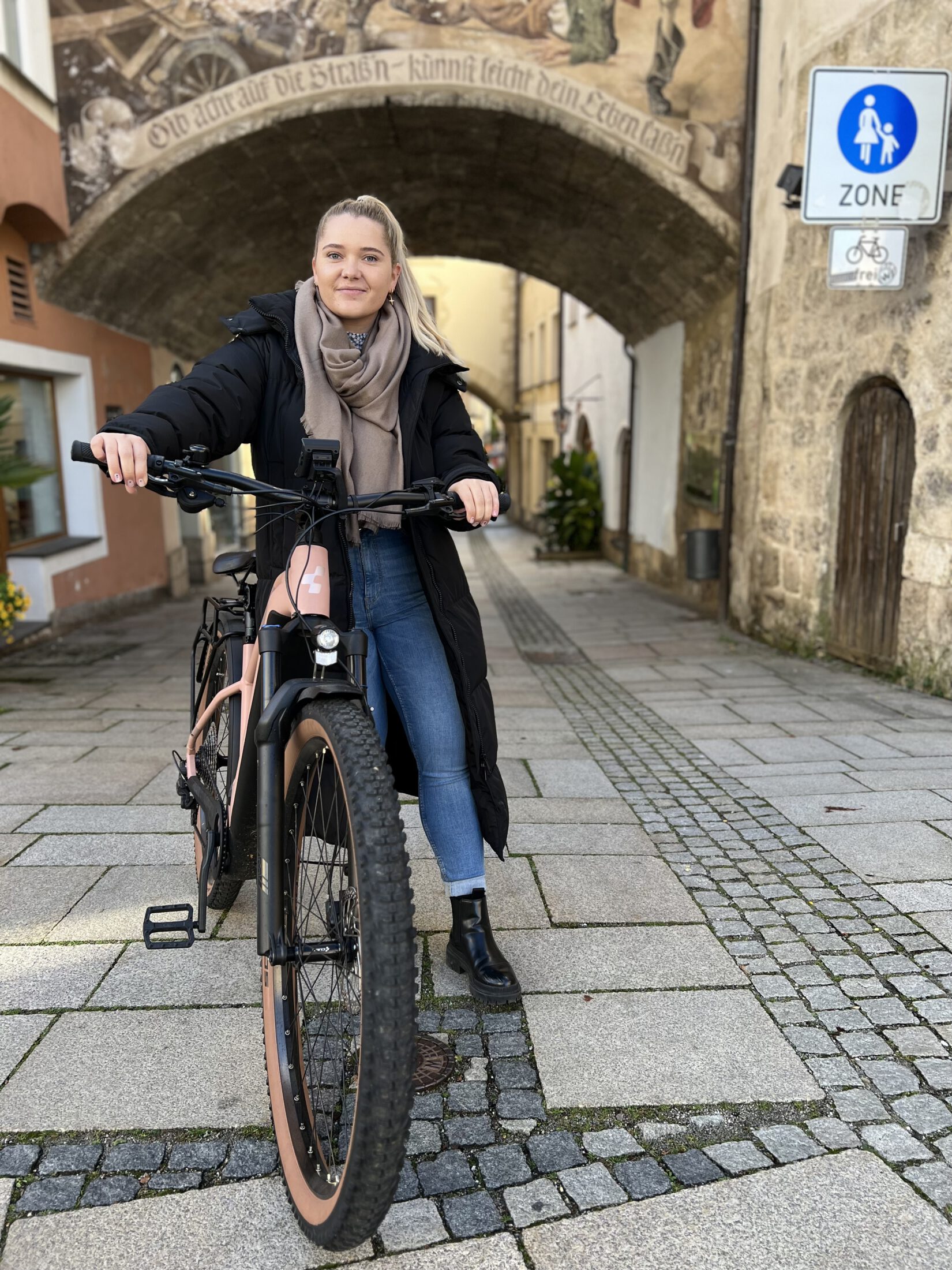 Die städtische Mitarbeterin (Hochbauamt) Vanessa Duscher kommt fast täglich mit dem Rad zur Arbeit. Foto Königseder