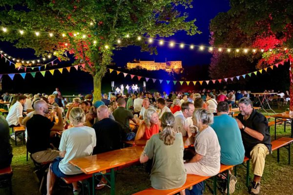 Sommernachtsbiergarten am Bergerhof 2024 mit Burgblick