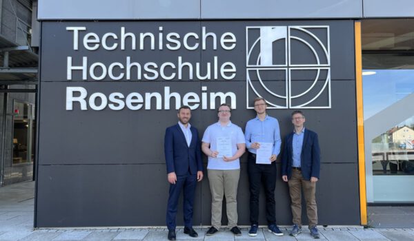 Dominik Gschwendtner (kaufmännischer Geschäftsleiter der InfraServ Gendorf), Johannes Mairiedl, Sebastian Sedlmeier und Professor Dominik Pentlehner. Bild: Eva Regau