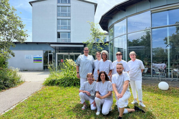 Pflegeleiterin Bianca Kreil (links) mit einem Teil des 31-köpfigen Teams der Kurzzeitpflege Burghausen. Foto: Schmitzer/InnKlinikum