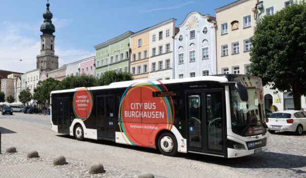 PM 207 City-Bus in Burghausen am Stadtplatz Foto Nixdorf_kl