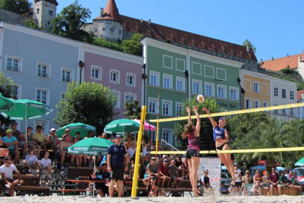 Traumkulisse mit der längsten Burg der Welt im Hintergrund: die Arabella Beach-Volleyball-Tour zu Gast in Burghausen 2024. Fotocredit: Katrin Schlösser, SV Wacker e.V.