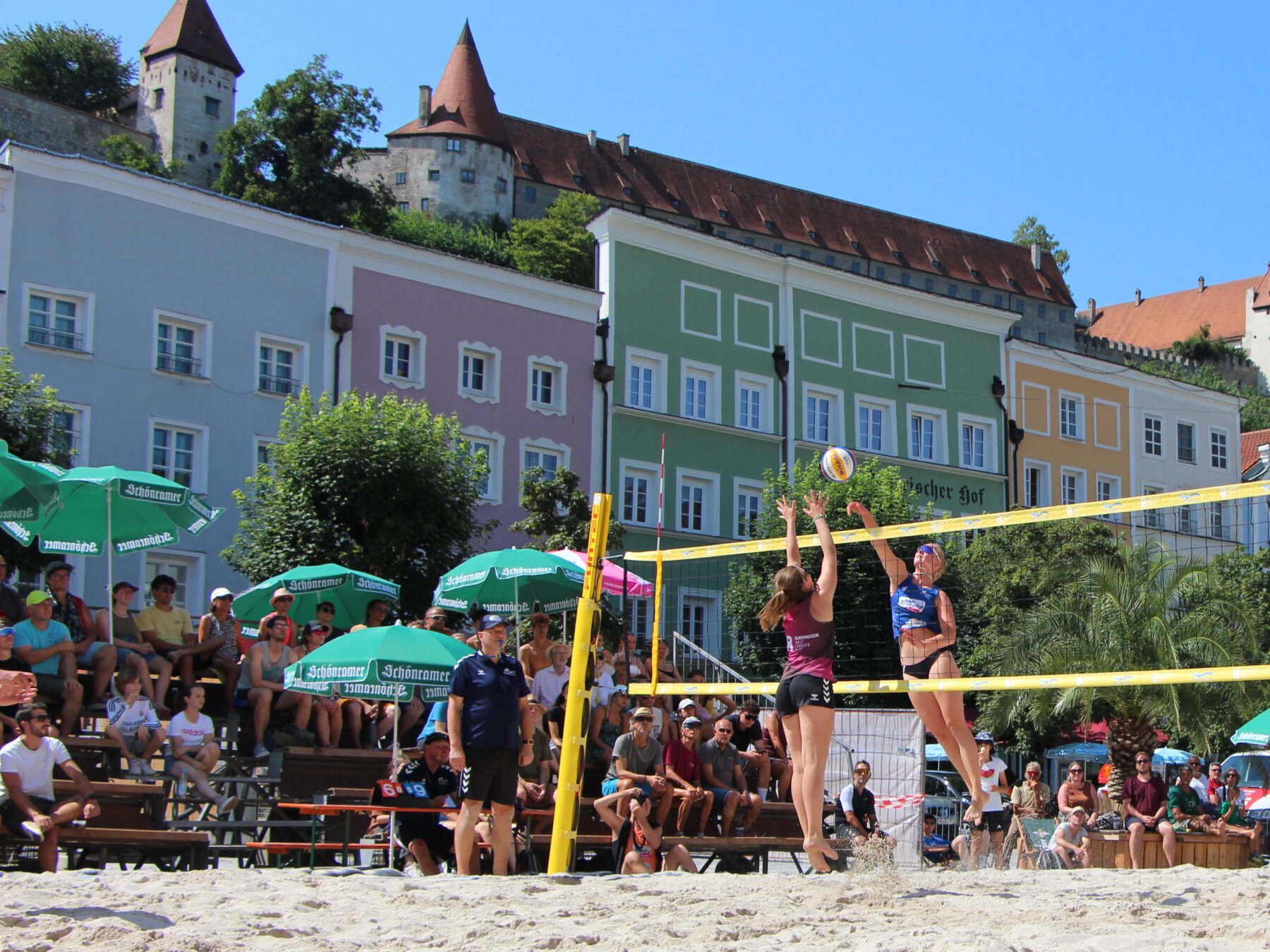 Traumkulisse mit der längsten Burg der Welt im Hintergrund: die Arabella Beach-Volleyball-Tour zu Gast in Burghausen 2024. Fotocredit: Katrin Schlösser, SV Wacker e.V.