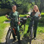 Die FÖJlerinnen Ariane Wacker und Judith Schärl haben für diese Sommerferien die Radl-Rallye organisiert. Über 18 km und mehrere Rätselstationen geht es dafür durch ganz Burghausen. © Stadt Burghausen/ebh