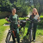 Die FÖJlerinnen Ariane Wacker und Judith Schärl haben für diese Sommerferien die Radl-Rallye organisiert. Über 18 km und mehrere Rätselstationen geht es dafür durch ganz Burghausen. © Stadt Burghausen/ebh