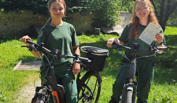 Die FÖJlerinnen Ariane Wacker und Judith Schärl haben für diese Sommerferien die Radl-Rallye organisiert. Über 18 km und mehrere Rätselstationen geht es dafür durch ganz Burghausen. © Stadt Burghausen/ebh