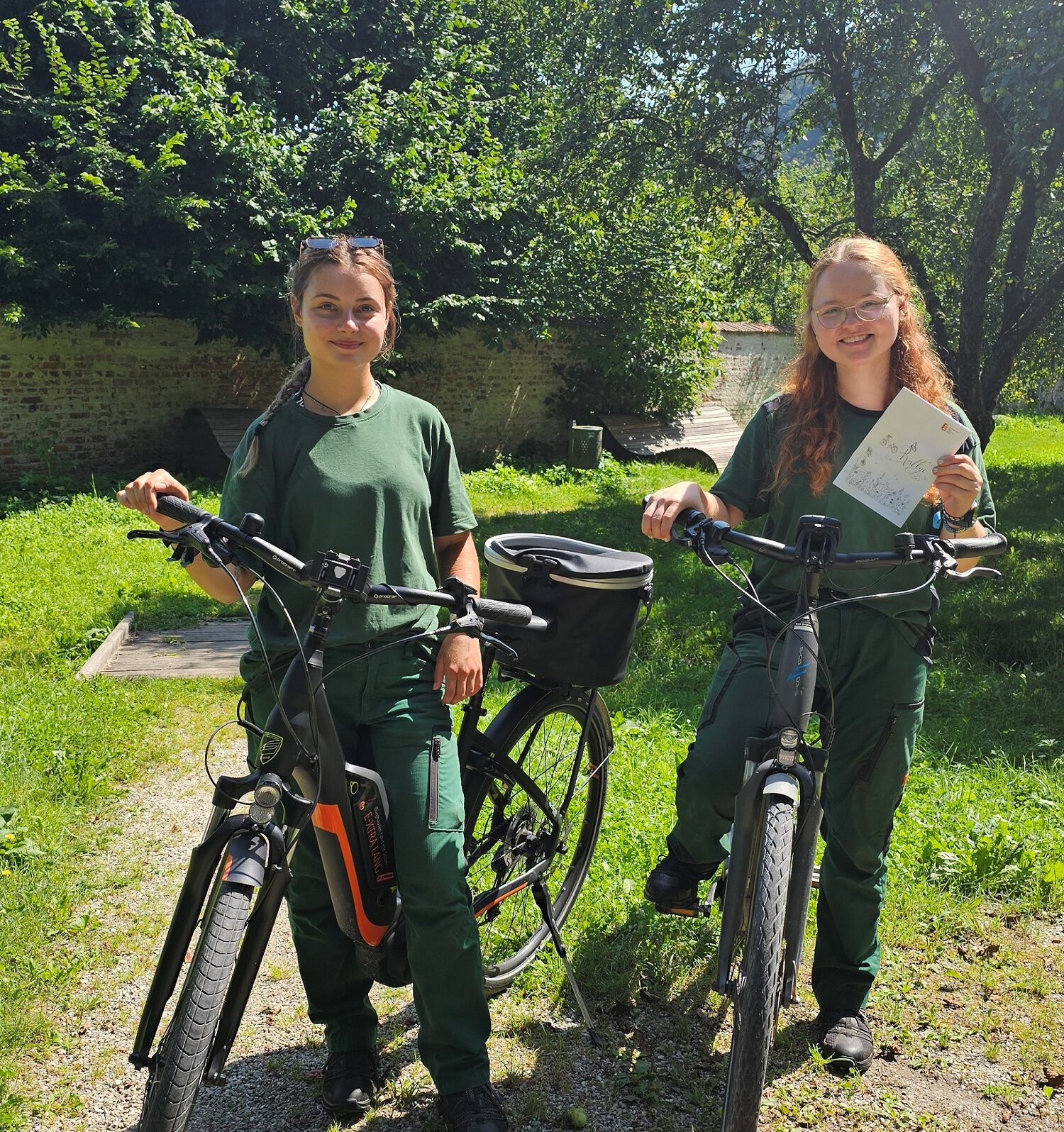 Die FÖJlerinnen Ariane Wacker und Judith Schärl haben für diese Sommerferien die Radl-Rallye organisiert. Über 18 km und mehrere Rätselstationen geht es dafür durch ganz Burghausen. © Stadt Burghausen/ebh