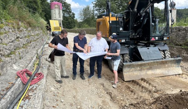 Im Bild v.l.n.r. Manuel Fischer, Statiker, Peter Raunecker Planer, Werner Lechner, Projektleiter, Manuel Siglreitmaier, Bauleiter Röde GmbH © Stadt Burghausen