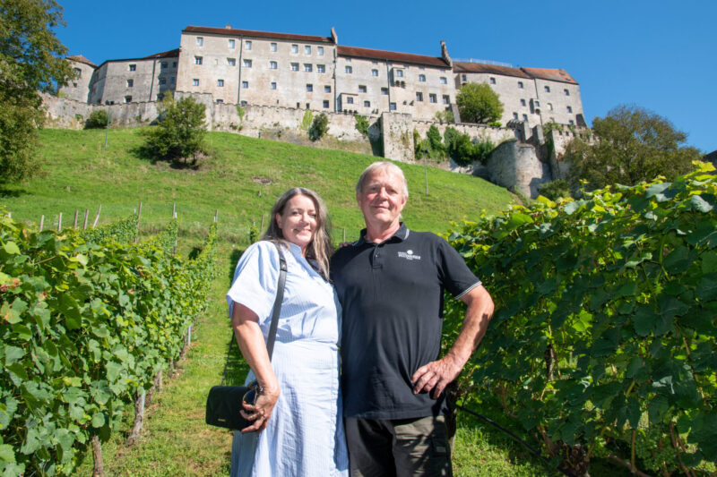 Das Winzer-Ehepaar Weizenberger aus Passau am Burghauser Weinberg.