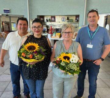 BUZ: (v.li.) Das neue Pächterehepaar Dianeth Gonzales mit Ehemann David, die langjährige Kioskbetreiberin Christine Unterhuber und Standortleiter Oliver Keller. Foto: Schmitzer/InnKlinikum