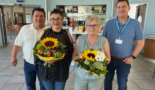 BUZ: (v.li.) Das neue Pächterehepaar Dianeth Gonzales mit Ehemann David, die langjährige Kioskbetreiberin Christine Unterhuber und Standortleiter Oliver Keller. Foto: Schmitzer/InnKlinikum