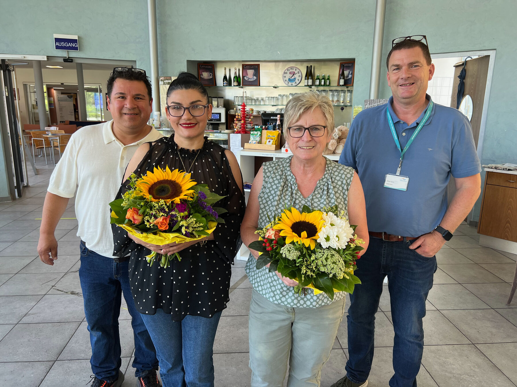 BUZ: (v.li.) Das neue Pächterehepaar Dianeth Gonzales mit Ehemann David, die langjährige Kioskbetreiberin Christine Unterhuber und Standortleiter Oliver Keller. Foto: Schmitzer/InnKlinikum