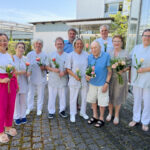 Freude über den gelungenen Start der Kurzzeitpflege in Burghausen: (Vorne v.li.) Corinna Petermeier (Leiterin Sozialdienst), Birgit Jovanovic, Monika Vogt, Ingo Nockemann und Iris Hermann (Pflegefachkräfte und Servicekräfte), Gast Willi Hamm und Ehefrau Ursula, Bianca Kreil (Stellvertretende Pflegedienstleitung). (Hinten v.li.) Christian Kerschner (Einrichtungsleiter) und Thomas Ewald (Vorstandsvorsitzender InnKlinikum). Foto: Schmitzer/InnKlinikum