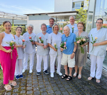 Freude über den gelungenen Start der Kurzzeitpflege in Burghausen: (Vorne v.li.) Corinna Petermeier (Leiterin Sozialdienst), Birgit Jovanovic, Monika Vogt, Ingo Nockemann und Iris Hermann (Pflegefachkräfte und Servicekräfte), Gast Willi Hamm und Ehefrau Ursula, Bianca Kreil (Stellvertretende Pflegedienstleitung). (Hinten v.li.) Christian Kerschner (Einrichtungsleiter) und Thomas Ewald (Vorstandsvorsitzender InnKlinikum). Foto: Schmitzer/InnKlinikum