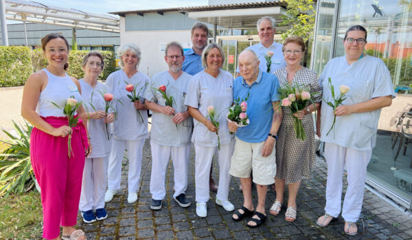 Freude über den gelungenen Start der Kurzzeitpflege in Burghausen: (Vorne v.li.) Corinna Petermeier (Leiterin Sozialdienst), Birgit Jovanovic, Monika Vogt, Ingo Nockemann und Iris Hermann (Pflegefachkräfte und Servicekräfte), Gast Willi Hamm und Ehefrau Ursula, Bianca Kreil (Stellvertretende Pflegedienstleitung). (Hinten v.li.) Christian Kerschner (Einrichtungsleiter) und Thomas Ewald (Vorstandsvorsitzender InnKlinikum). Foto: Schmitzer/InnKlinikum