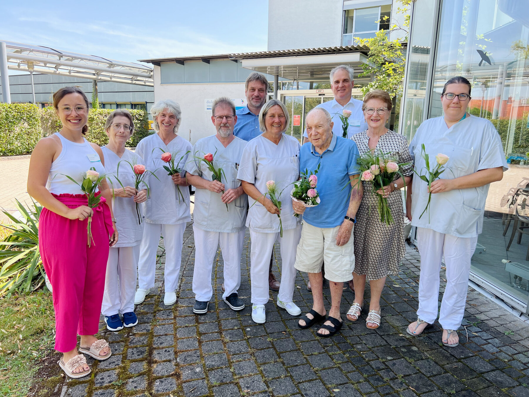 Freude über den gelungenen Start der Kurzzeitpflege in Burghausen: (Vorne v.li.) Corinna Petermeier (Leiterin Sozialdienst), Birgit Jovanovic, Monika Vogt, Ingo Nockemann und Iris Hermann (Pflegefachkräfte und Servicekräfte), Gast Willi Hamm und Ehefrau Ursula, Bianca Kreil (Stellvertretende Pflegedienstleitung). (Hinten v.li.) Christian Kerschner (Einrichtungsleiter) und Thomas Ewald (Vorstandsvorsitzender InnKlinikum). Foto: Schmitzer/InnKlinikum